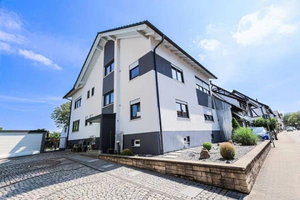 Immobilie in Willstätt - Zwei Generationen, viel Freiraum: Zweifamilienhaus mit Garten und Outdoor-Küche in Willstätt - Bild 1