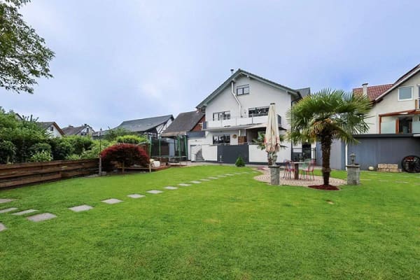 Immobilie in Willstätt - Zwei Generationen, viel Freiraum: Zweifamilienhaus mit Garten und Outdoor-Küche in Willstätt - Bild 2