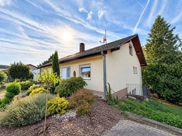 Immobilie in Grumbach - Großzügiges Einfamilienhaus mit viel Platz und möglicher Einliegerwohnung - Bild 1