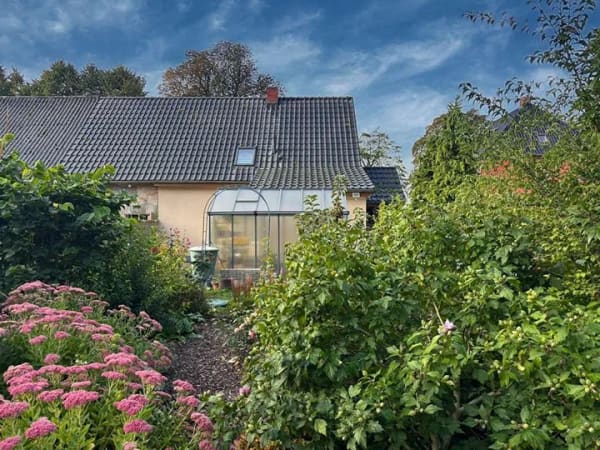 Immobilie in Sundhagen - Kleines Haus auf dem Land – umfangreich modernisiert, mit romantisch angelegtem Garten! - Bild 1