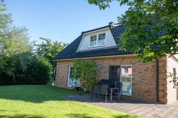 Immobilie in Mönkeberg - Friesenhaus in ruhiger Lage mit Terrasse und 2 PKW Stellplätzen - Bild 2