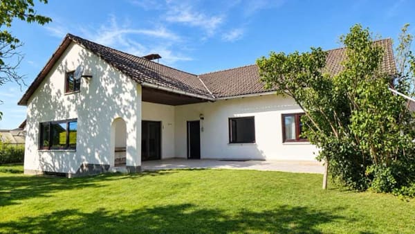 Immobilie in Vilsbiburg - Provisionsfrei ins Wohnglück: Großzügiger Bungalow mit traumhaftem Feldblick, Garten & Ausbaupotenzi - Bild 0