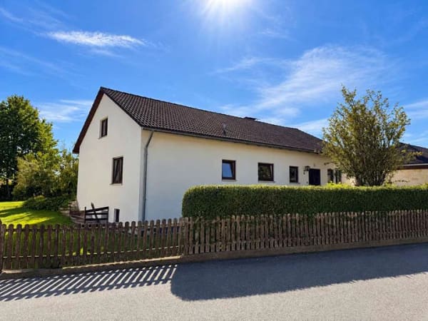 Immobilie in Vilsbiburg - Provisionsfrei ins Wohnglück: Großzügiger Bungalow mit traumhaftem Feldblick, Garten & Ausbaupotenzi - Bild 1