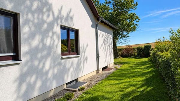 Immobilie in Vilsbiburg - Provisionsfrei ins Wohnglück: Großzügiger Bungalow mit traumhaftem Feldblick, Garten & Ausbaupotenzi - Bild 3