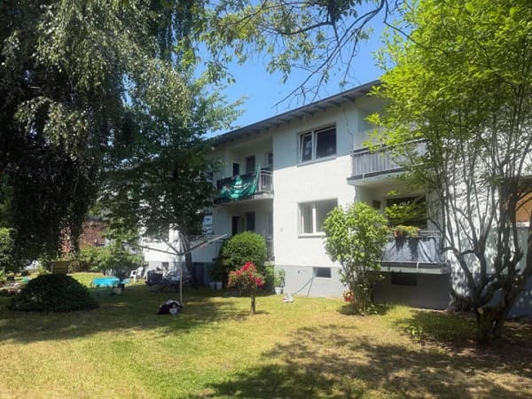 Immobilie in Leverkusen - Kapitalanlage mit Potenzial: Mehrfamilienhaus mit 10 Wohnungen  & 10 Garagen auf großem Grundstück - Bild 1