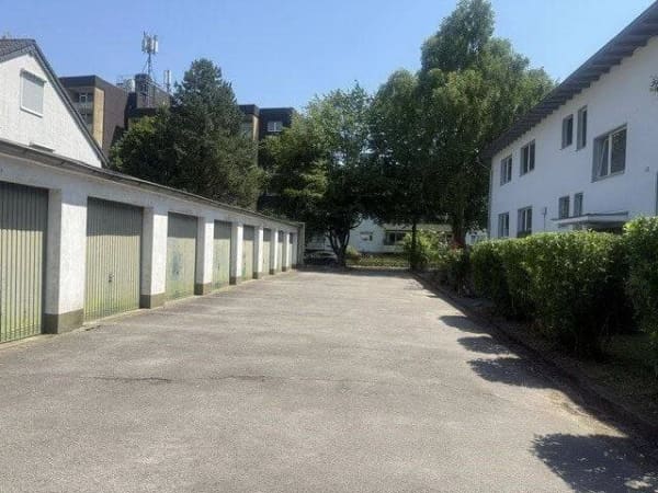 Immobilie in Leverkusen - Kapitalanlage mit Potenzial: Mehrfamilienhaus mit 10 Wohnungen  & 10 Garagen auf großem Grundstück - Bild 2