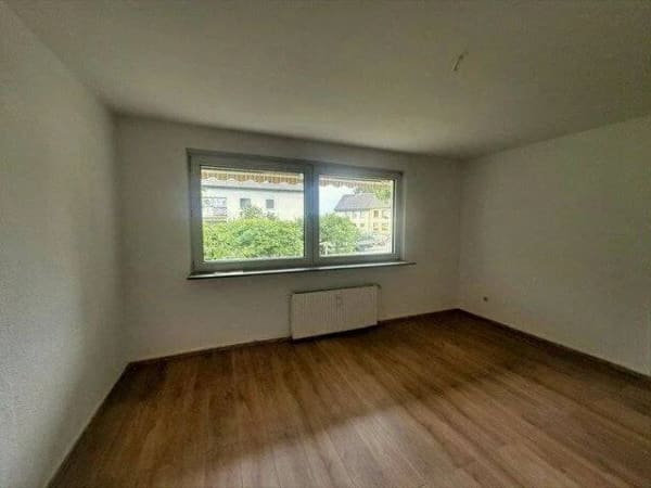 Immobilie in Leverkusen - Kapitalanlage mit Potenzial: Mehrfamilienhaus mit 10 Wohnungen  & 10 Garagen auf großem Grundstück - Bild 4