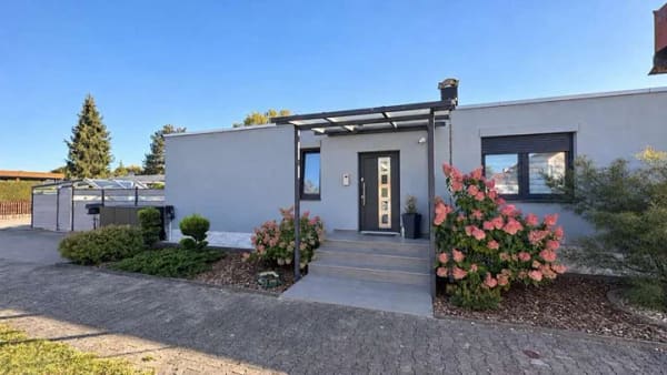 Immobilie in Königsbrunn - Zwei Wohnbereiche, Garten & Wellness: Zweifamilienhaus mit A+ - Bild 0