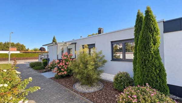 Immobilie in Königsbrunn - Zwei Wohnbereiche, Garten & Wellness: Zweifamilienhaus mit A+ - Bild 1