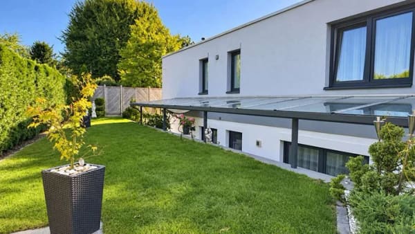 Immobilie in Königsbrunn - Zwei Wohnbereiche, Garten & Wellness: Zweifamilienhaus mit A+ - Bild 2