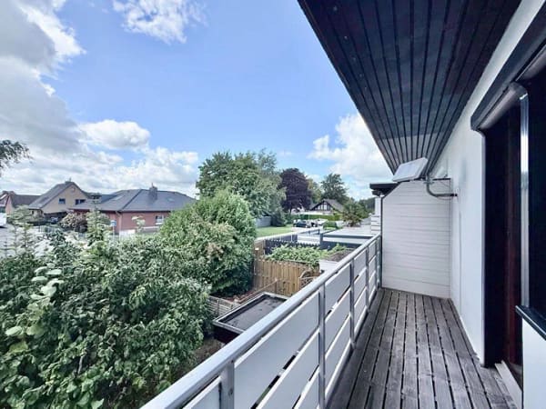 Immobilie in Lemwerder - Charmantes Einfamilienhaus mit Balkon und Terrasse in Lemwerder - Bild 2