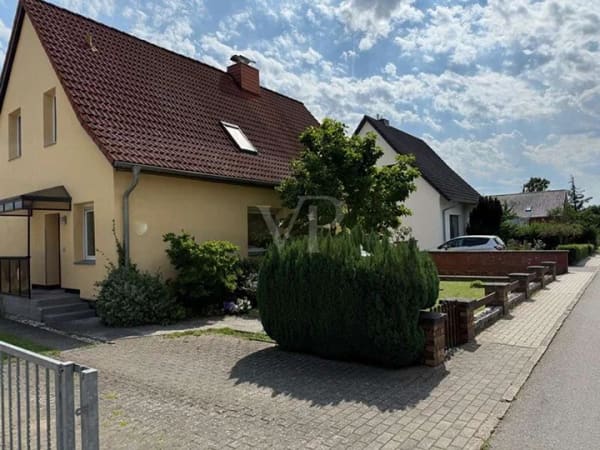 Immobilie in Schwerin - Großzügiges Einfamilienhaus mit zwei Wohneinheiten in stadtnaher Lage - Bild 0