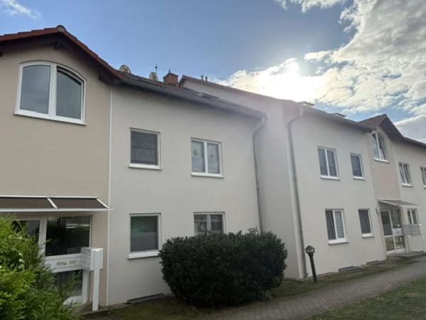Immobilie in Sülzetal - Großzügige 3-Raum-Wohnung mit großem Balkon, Stellplatz und schönem Ausblick in ruhiger Wohnlage - Bild 1