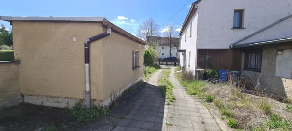 Immobilie in Schkölen - preiswertes Einfamilienhaus mit Nebengelass und Garage - Bild 1